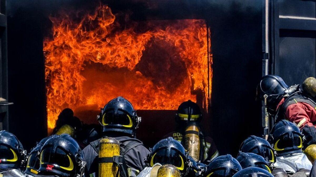 Los bomberos extinguen un incendio en una imagen de archivo.