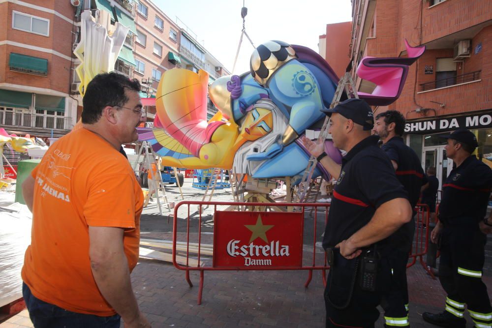 Los bomberos visitan las Hogueras