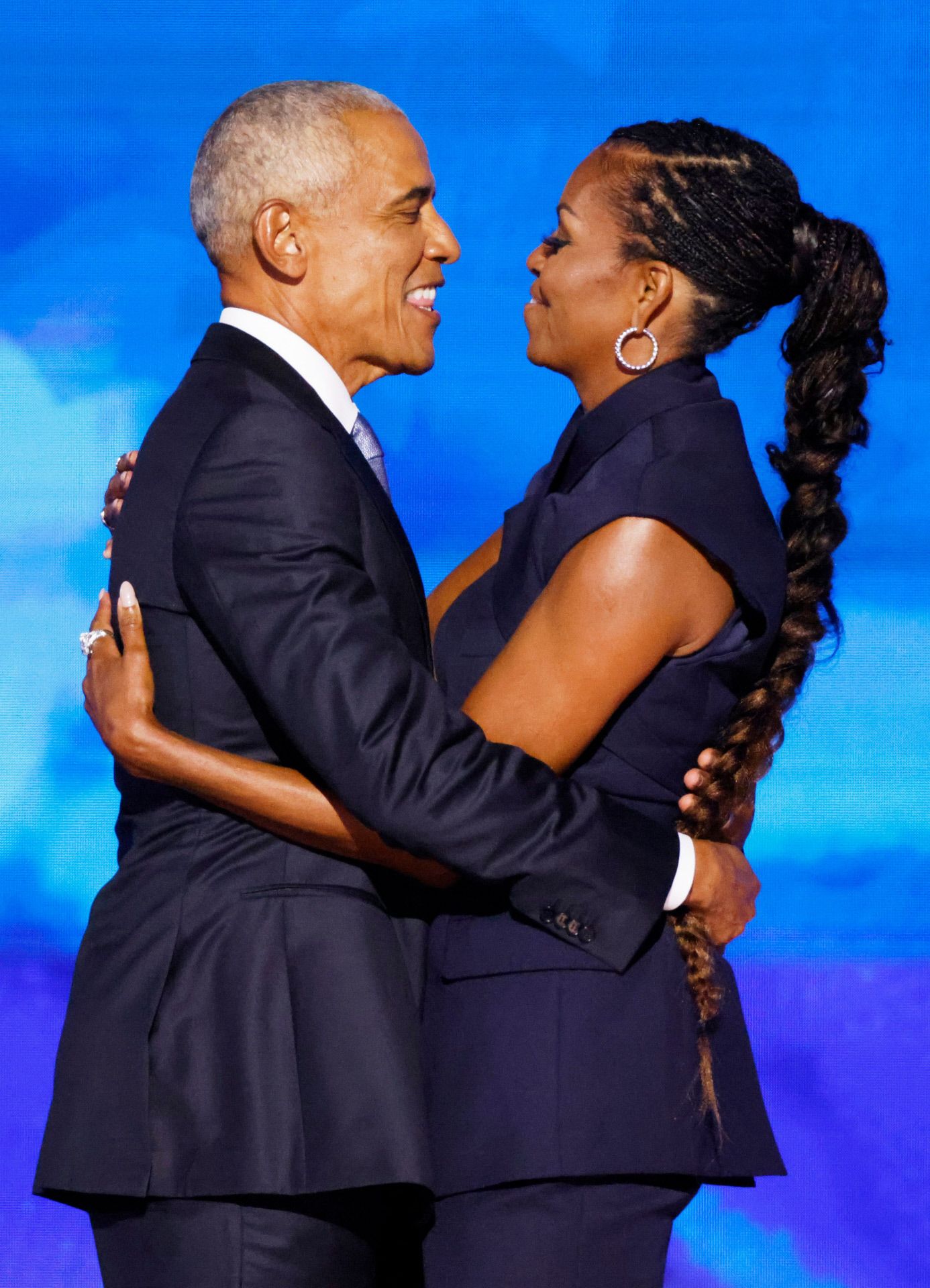 El expresidente Barack Obama abrazando a su mujer Michelle