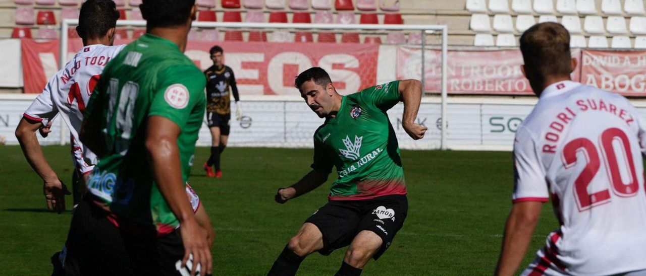 Markel Goñi golpea el balón, en el amistoso ante la Cultural de ayer. | J. L. F.