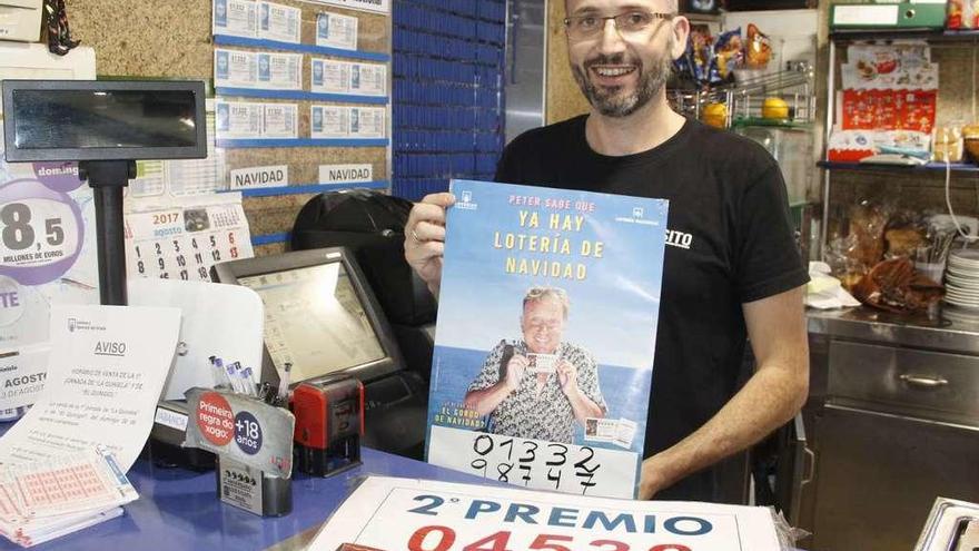 José Verde, propietario del bar O Pósito, donde se repartió un segundo premio el año pasado. // S.A