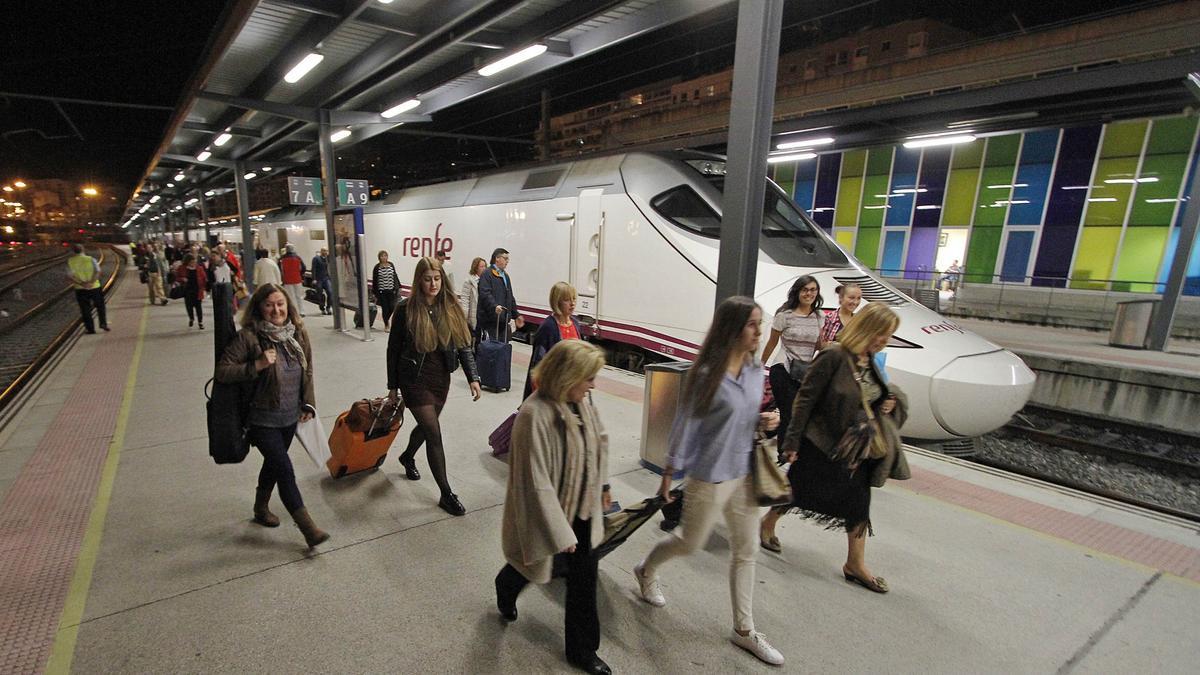 Llegada de pasajeros de un Alvia a la estación de Guixar en una imagen de archivo