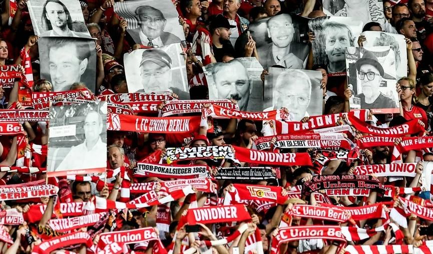 Aficionados del Union Berlin homenajean a sus familiares en el primer partido del club en Bundesliga.