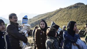 Un grupo de refugiados, tras llegar a la isla griega de Lesbos, este jueves.
