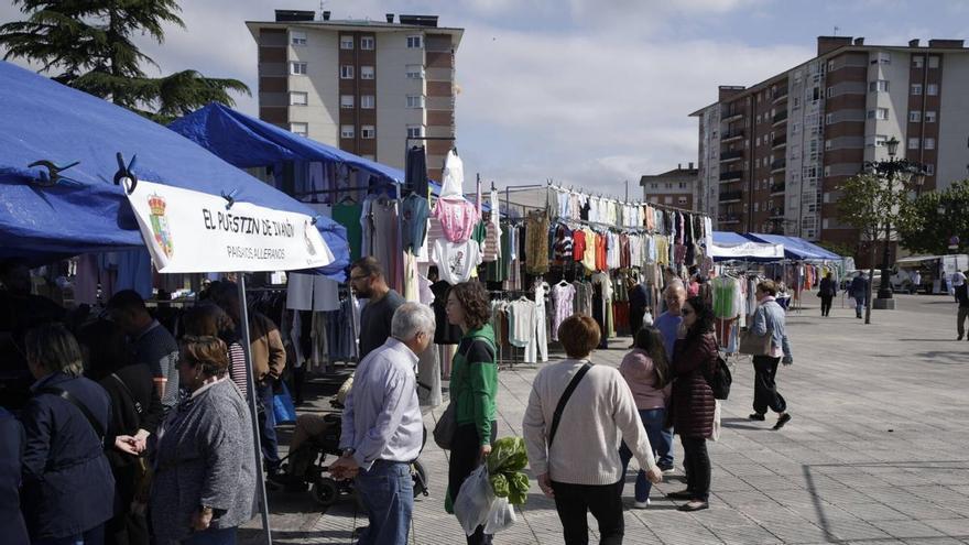 El mercadillo de La Corredoria amplía su oferta de ocio con una propuesta para que los niños diseñen imanes y chapas