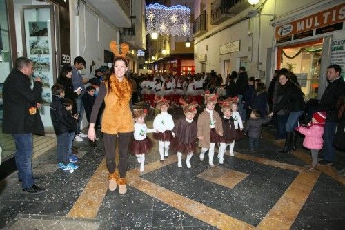 Cabalgata de la ilusión y cuento "El año que Mama Noel repartió los regalos"