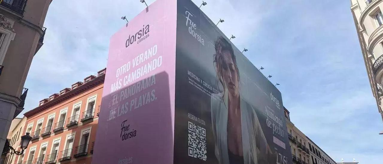Així és la polèmica lona publicitària a Madrid que fomenta les operacions de pit