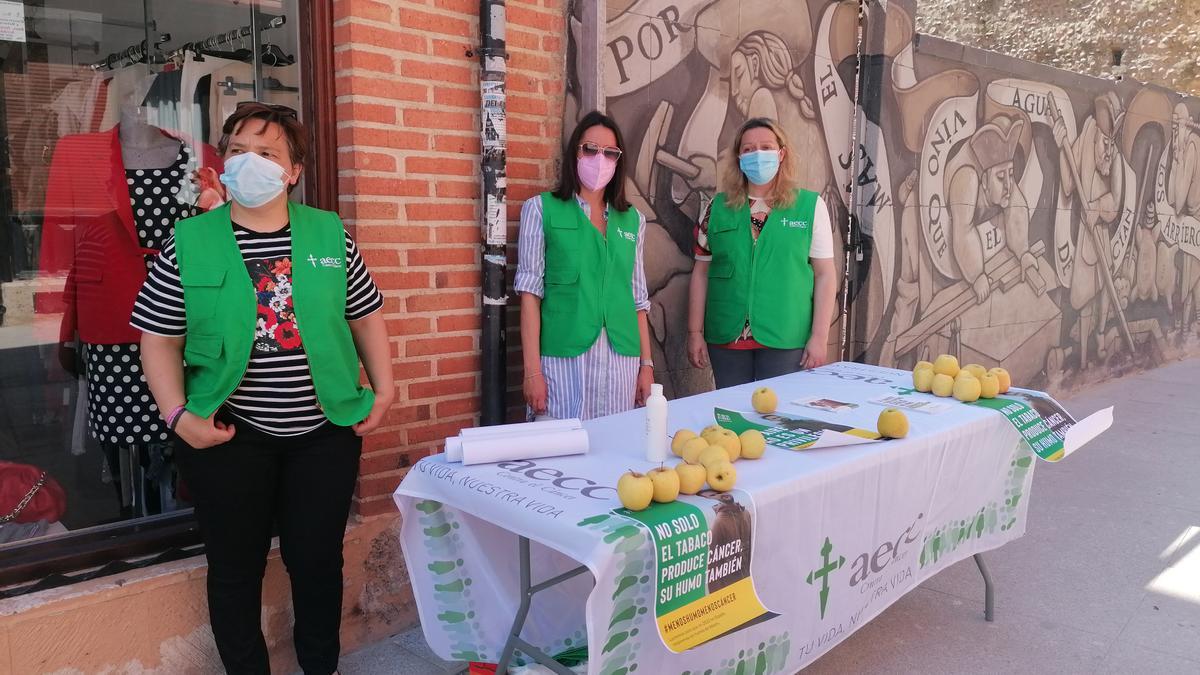 Voluntarias de la AECC en la última campaña de concienciación celebrada en Toro