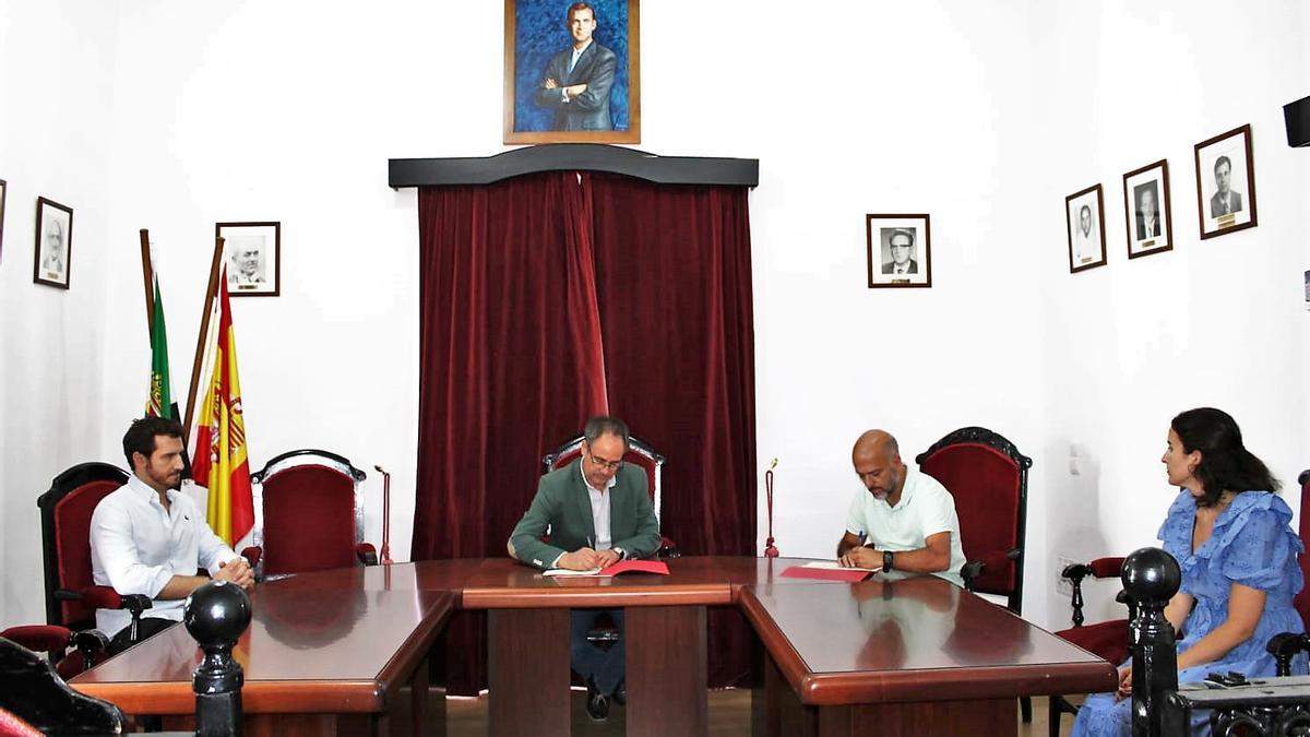 Acto de firma del convenio en el salón de plenos del ayuntamiento de Cabeza la Vaca