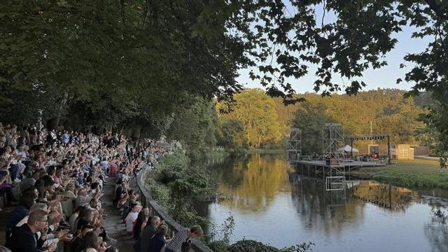 Público en una actuación anterior en el escenario sobre el río, a la derecha.