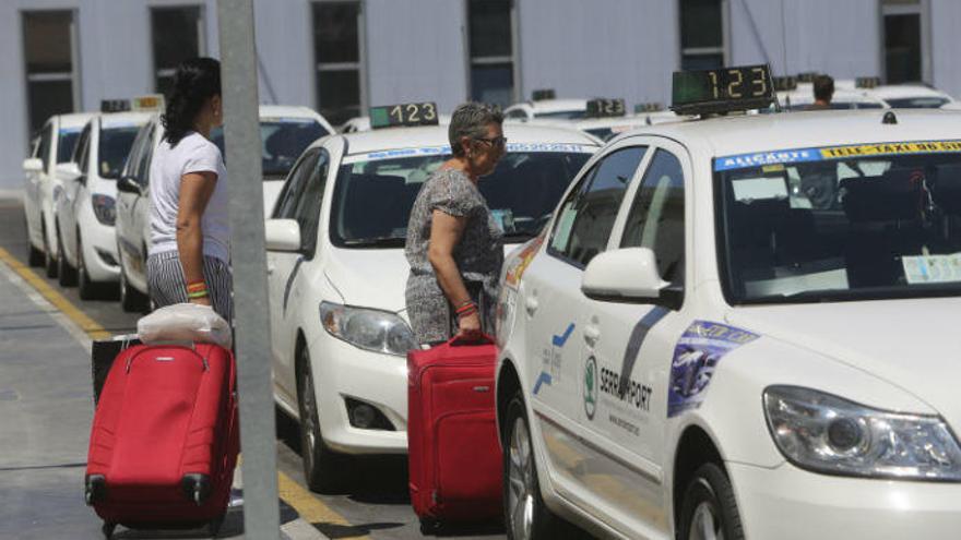 Taxistas legales recogiendo clientes en la estación del AVE