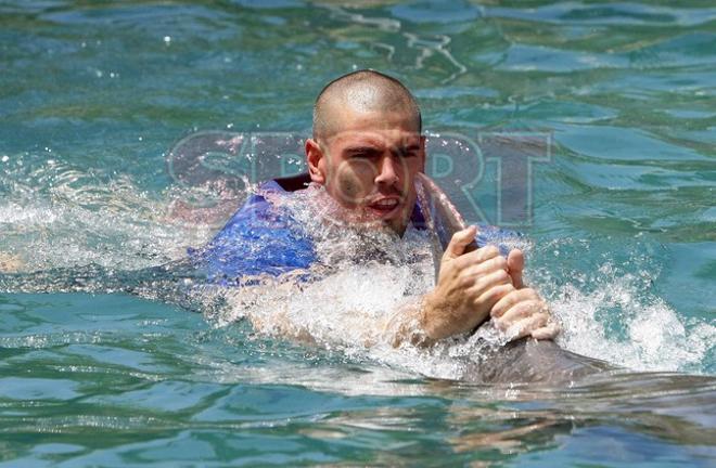 Los jugadores del Barça se divirtieron con los delfines