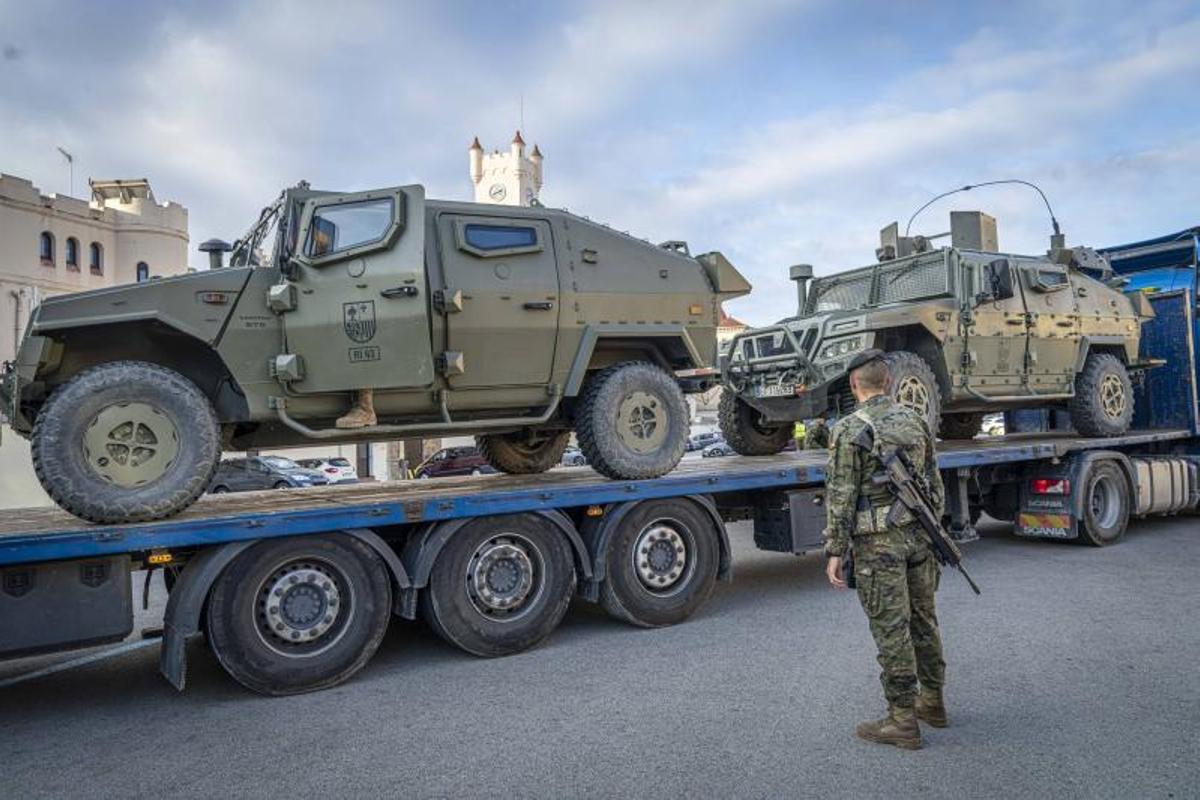 Militares del regimiento Barcelona 63 montan en góndolas sus Vamtac antes de salir de maniobras.