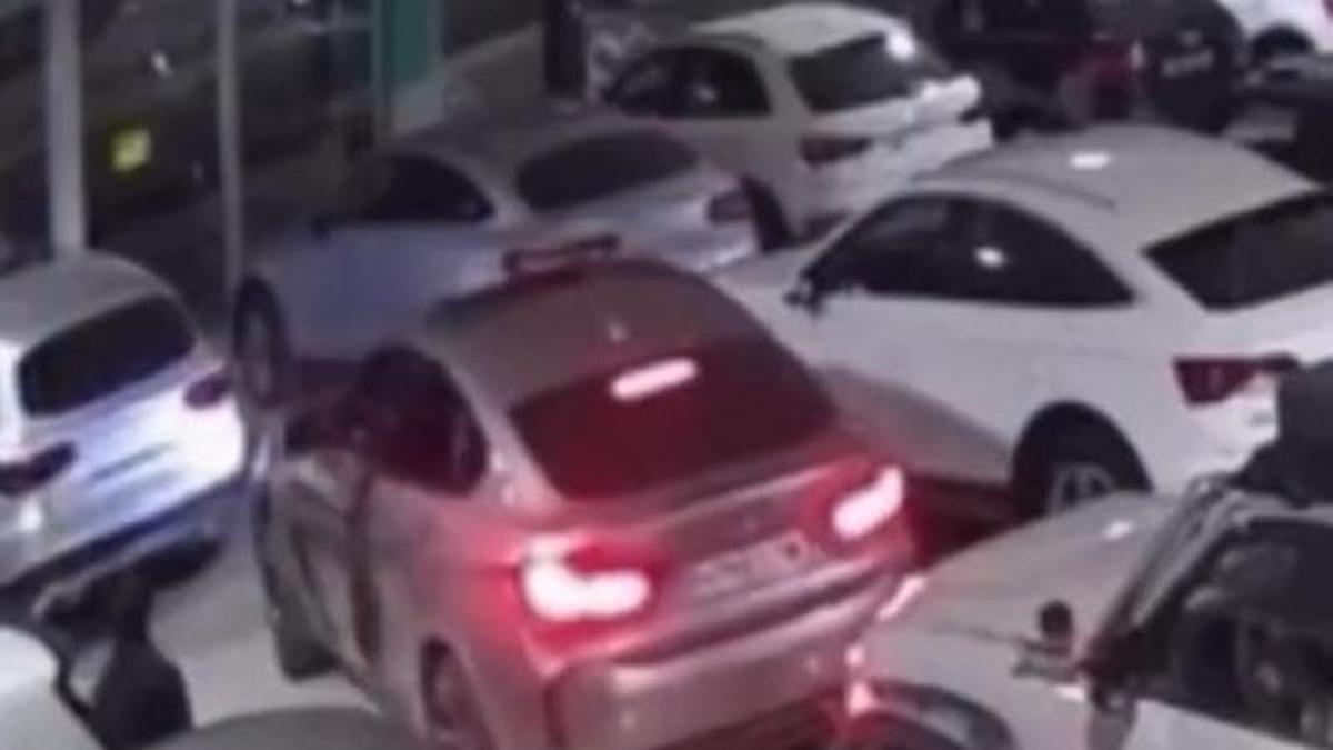 Imagen captada por las cámaras de seguridad en el concesionario asaltado por los ladrones en Priego de Córdoba, de donde se llevaron un coche de alta gama.