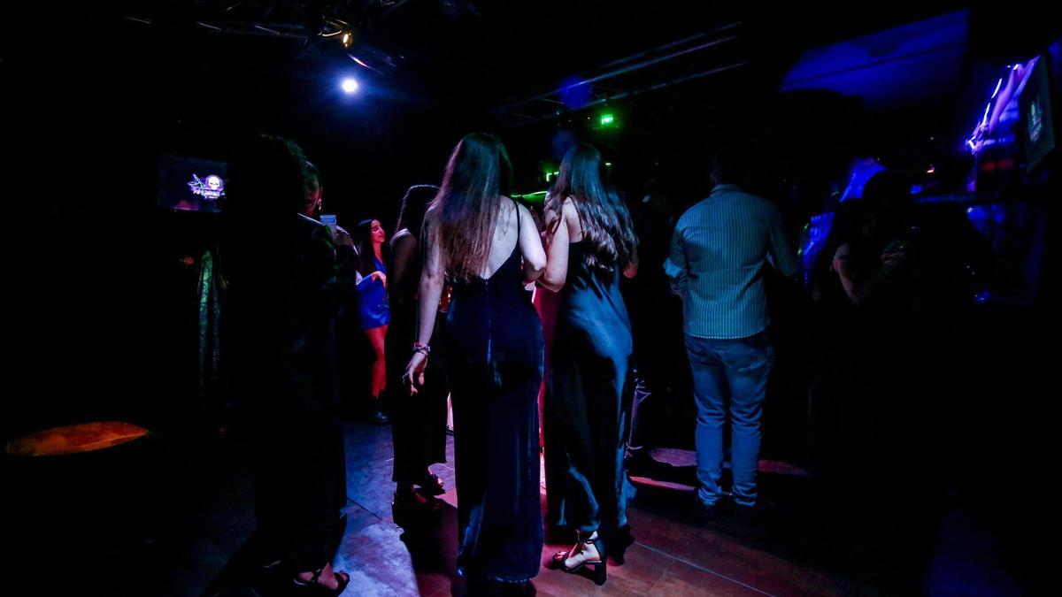 Varias personas en la pista de una discoteca.