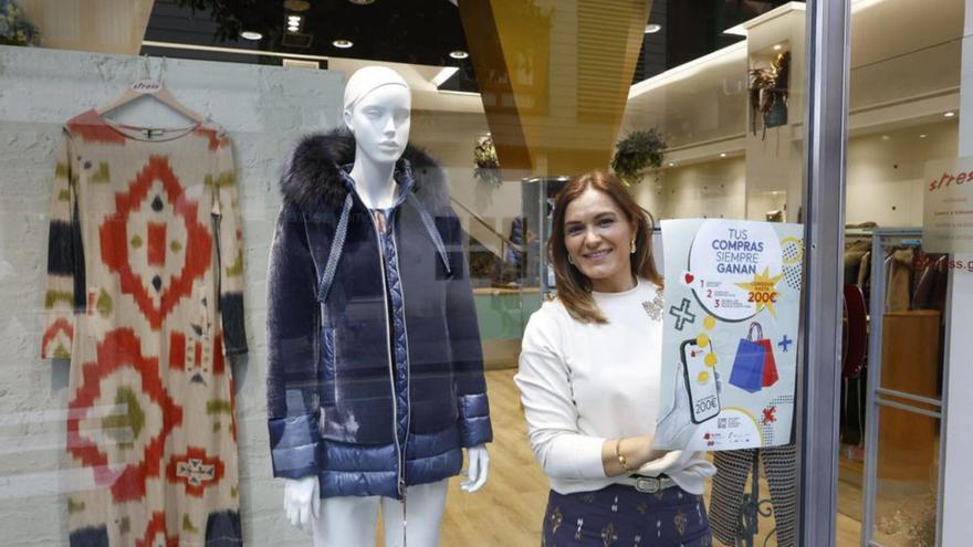 Inés González, con un cartel de la primera edición del programa. | MARCOS LEÓN