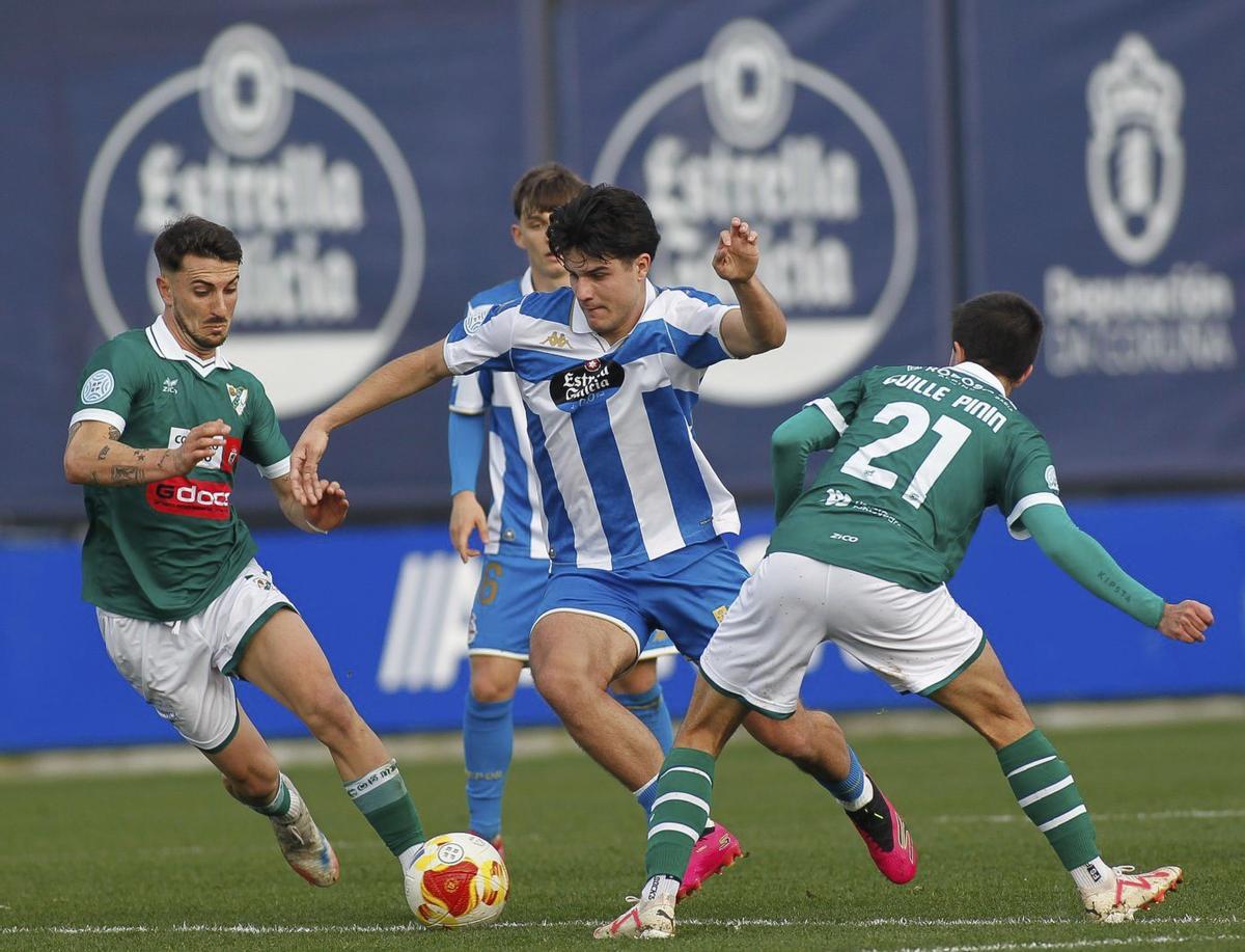 Noé Carrillo busca superar a dos jugadores del Coruxo. |  Carlos Pardellas