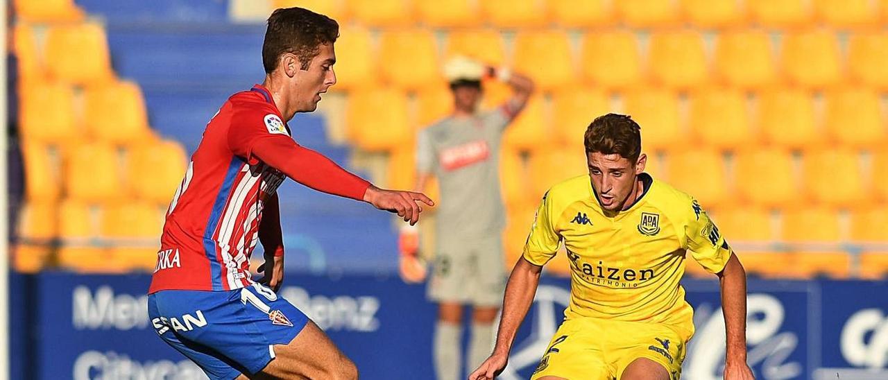 Gragera controla el balón ante Arribas.