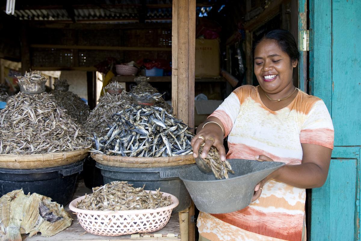 Recorrer el mercado local de la isla de Sumba es uno de los imperdibles del viaje