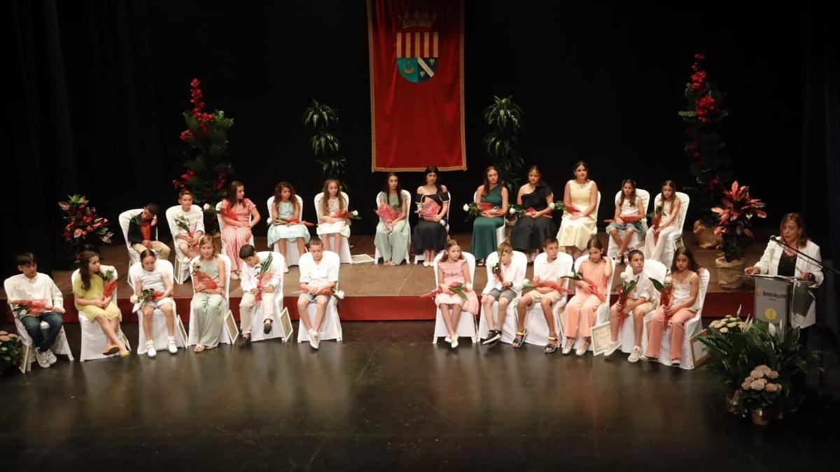 Foto de familia de la corto de honor encima del escenario del Teatro Francesc Tàrrega.