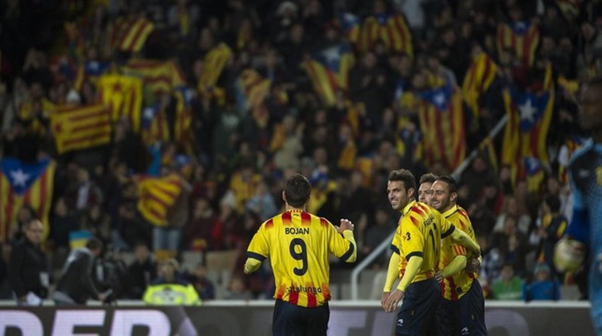 Els jugadors de la selecció catalana celebren un dels gols de Sergio García a Cap Verd. 