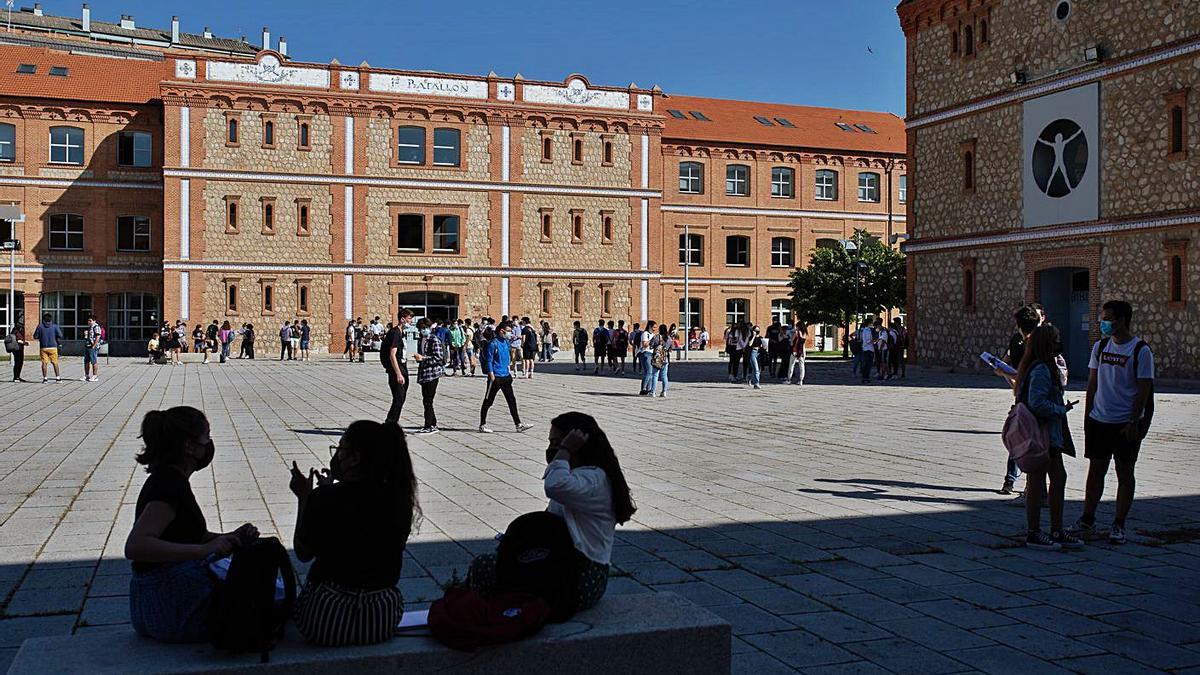 Estudiantes en el Campus Viriato de Zamora.