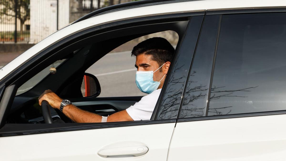 Carlos Carmona sale de Mareo en su coche