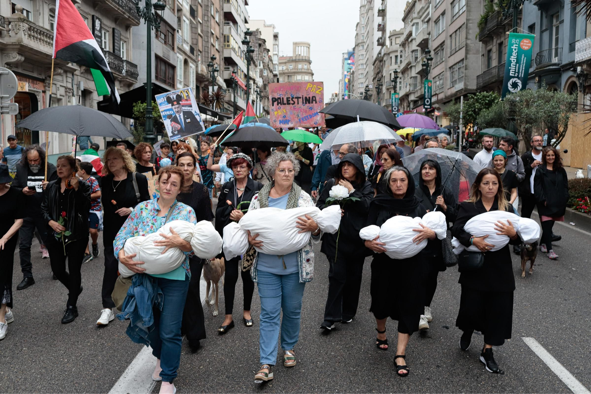 Las imágenes de la multitudinaria manifestación en Vigo contra el «genocidio» de Israel sobre Palestina