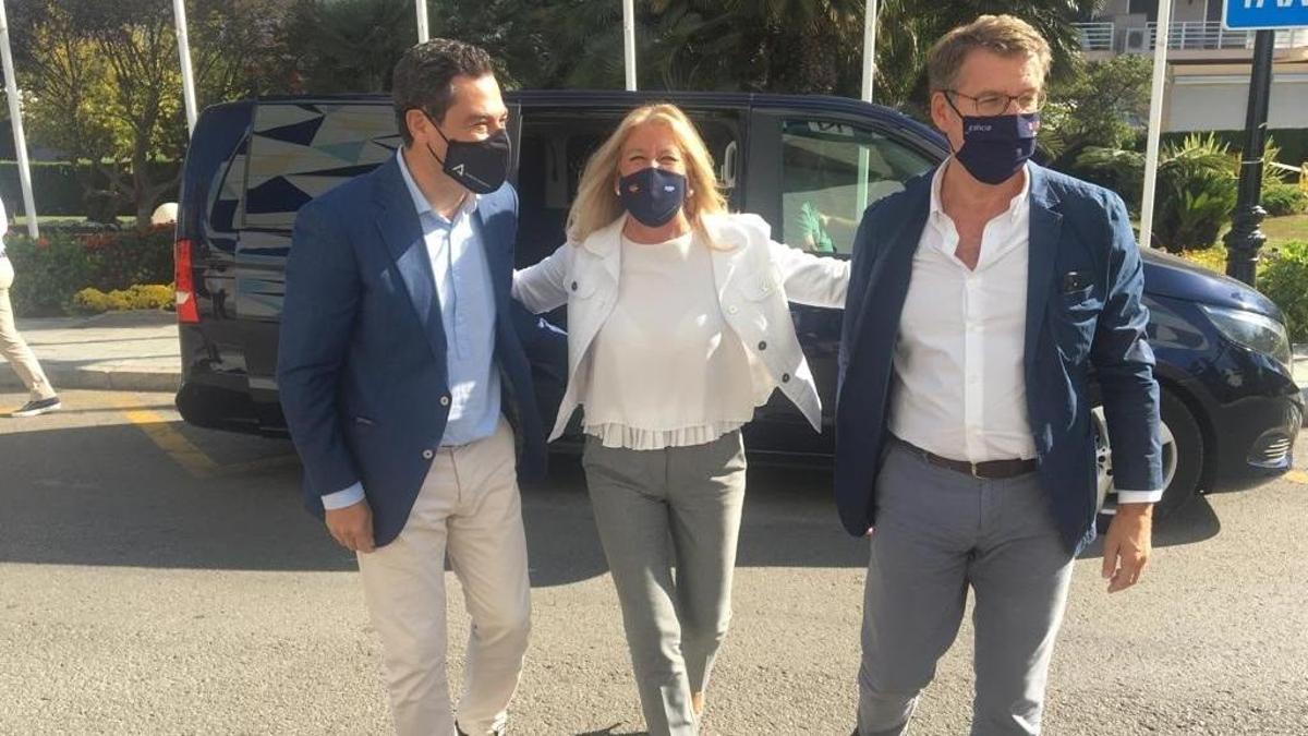 El presidente andaluz, Juanma Moreno, junto a la presidenta local del PP y alcaldesa de Marbella, Angeles Muñoz, y el presidente gallego, Aberto Núñez Feijoó