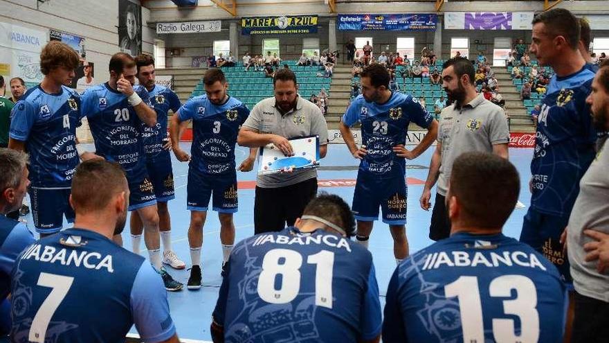 Moyano dirige a sus jugadores en el encuentro del verano ante el Aguas Santas portugués. // G. Núñez