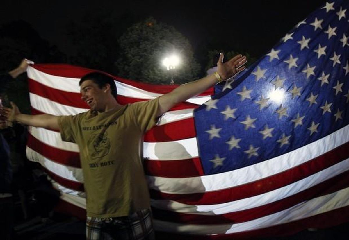 Un home celebra davant la Casa Blanca, a Washington, la mort d’Ussama bin Laden.
