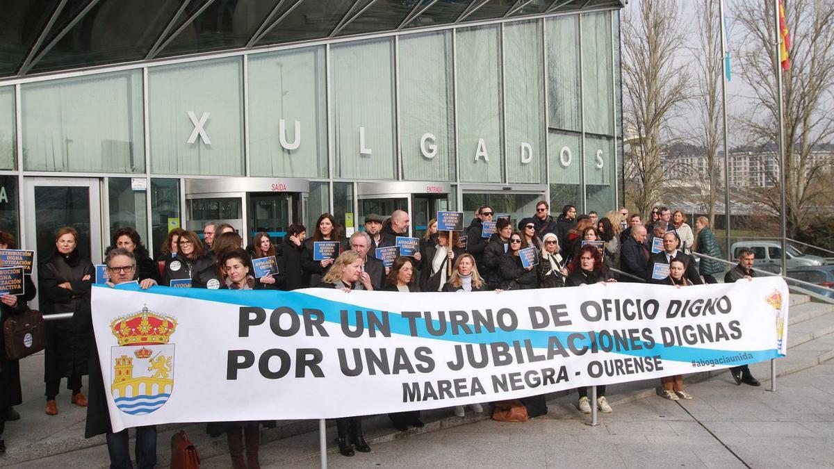 Concentración, este viernes, de abogados y procuradores del turno de oficio en Ourense.