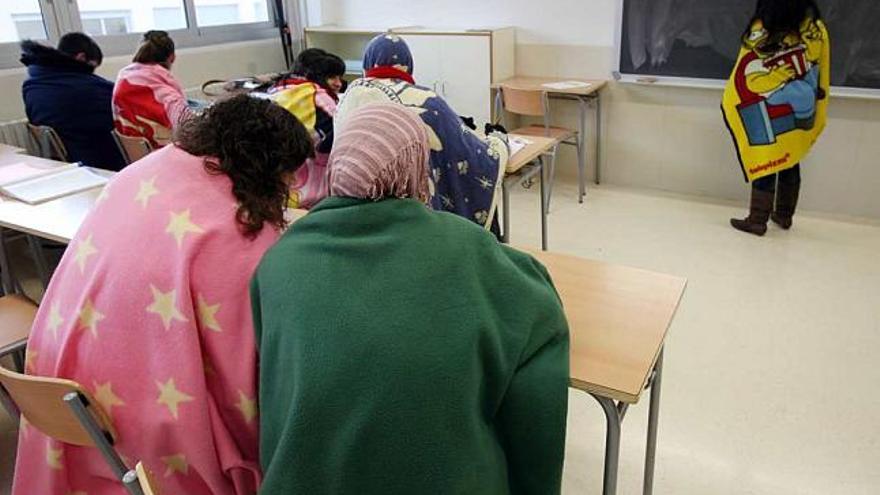 Los alumnos del instituto Cap de L&#039;Aljub han acudido a clase con mantas para evidenciar las carencias del centro