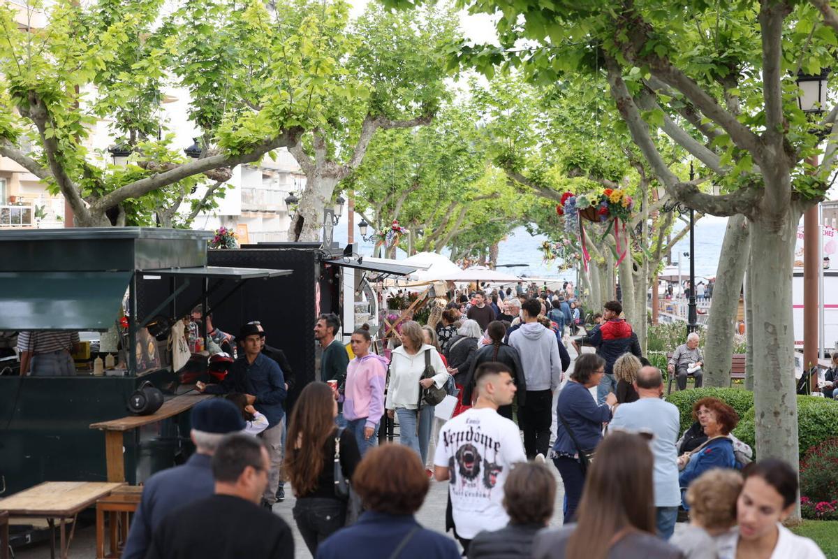 Flores, motos y coches en 'Anar a maig' en las fiestas de Santa Eulària