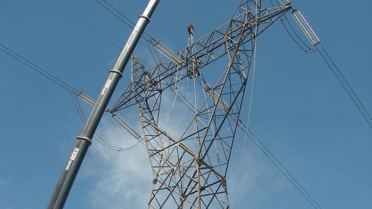 Trabajadores de la red eléctrica trabajando en una de las Torres de Soto