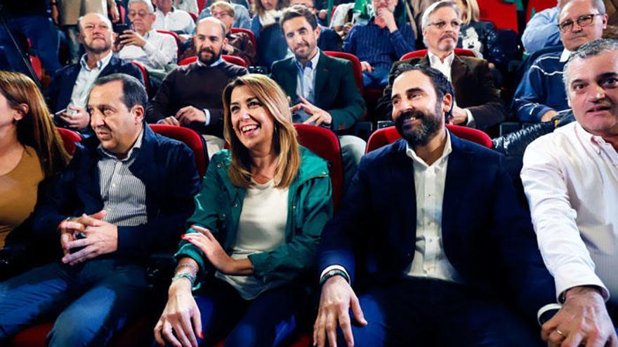 La presidenta de la Junta y candidata del PSOE-A a la reelección, Susana Díaz, sentada junto al candidato socialista a la alcaldía de Málaga, Daniel Pérez.