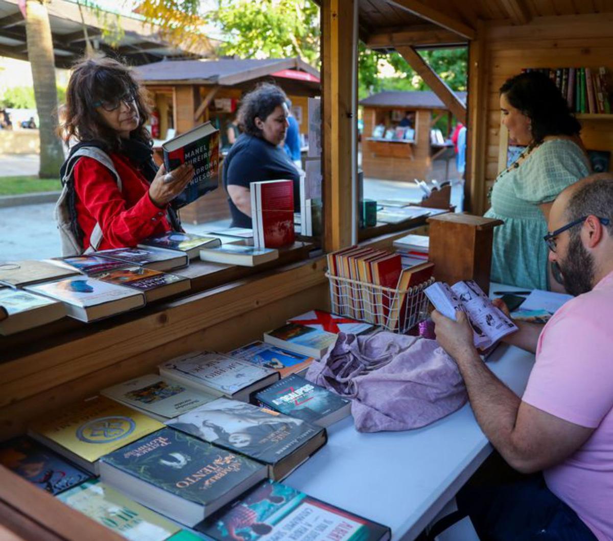 Un puesto de venta de libros en la feria. | N.Parga