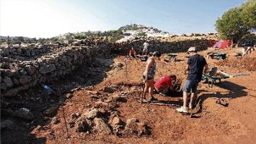 Estudiants i arqueòlegs aprofitant el darrer dia d&#039;excavacions al Castrum Visigòtic de Roses.