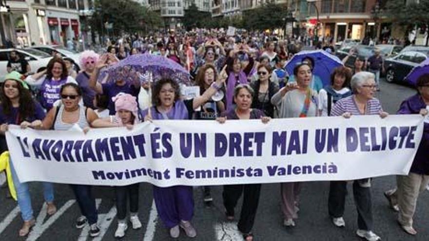 Cientos de personas celebran  la retirada de la ley del aborto