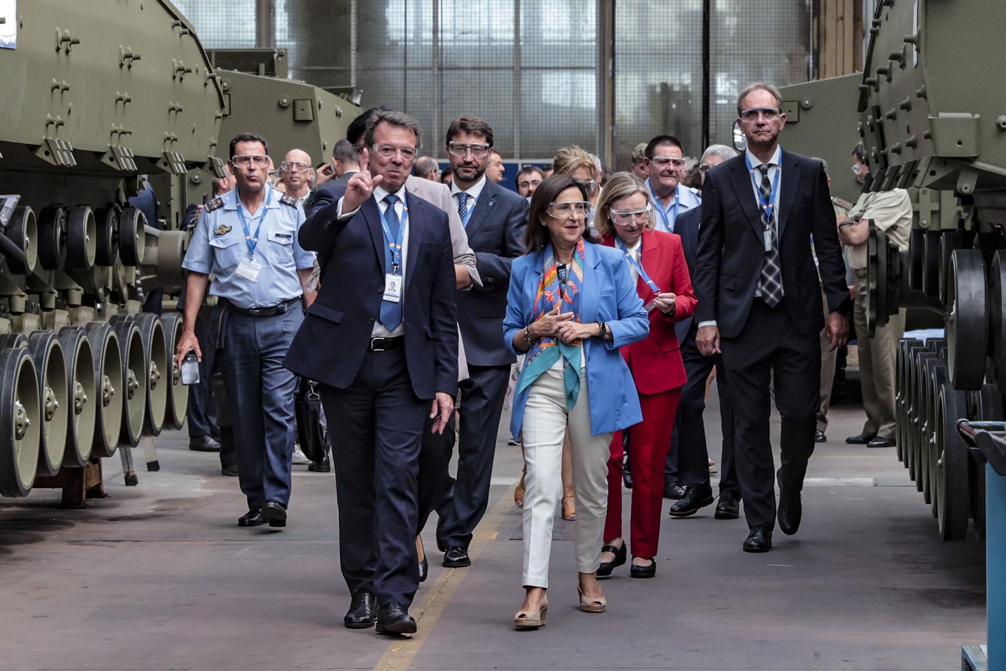 En imágenes: así fue la visita de la ministra Margarita Robles a la Fábrica de Armas de Trubia