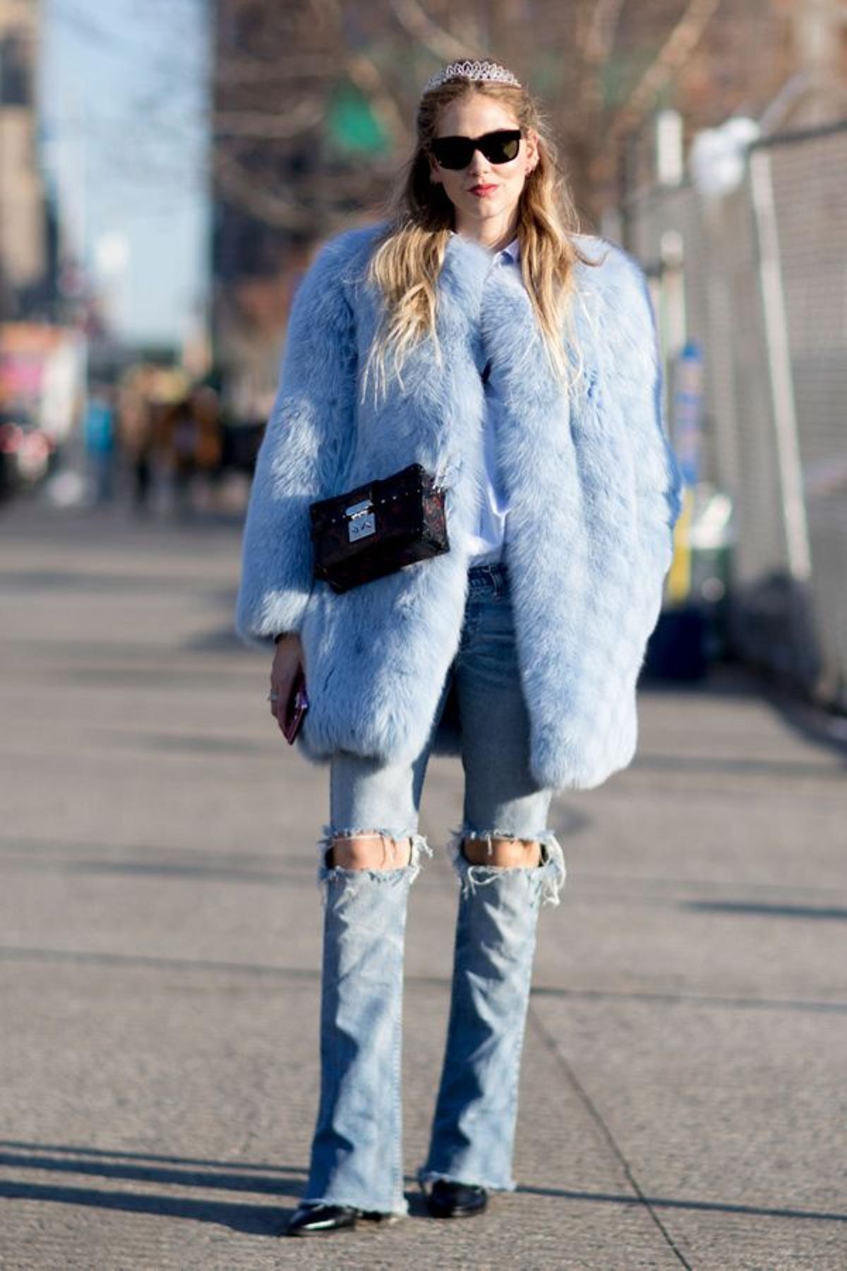 Abrigo de pelo: NY Street style, Chiara Ferragni con chaqueta azul