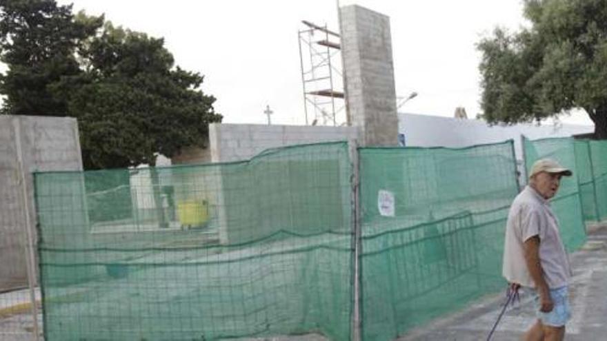 Imagen de ayer de las obras para renovar el acceso principal al cementerio antiguo de Torrevieja.