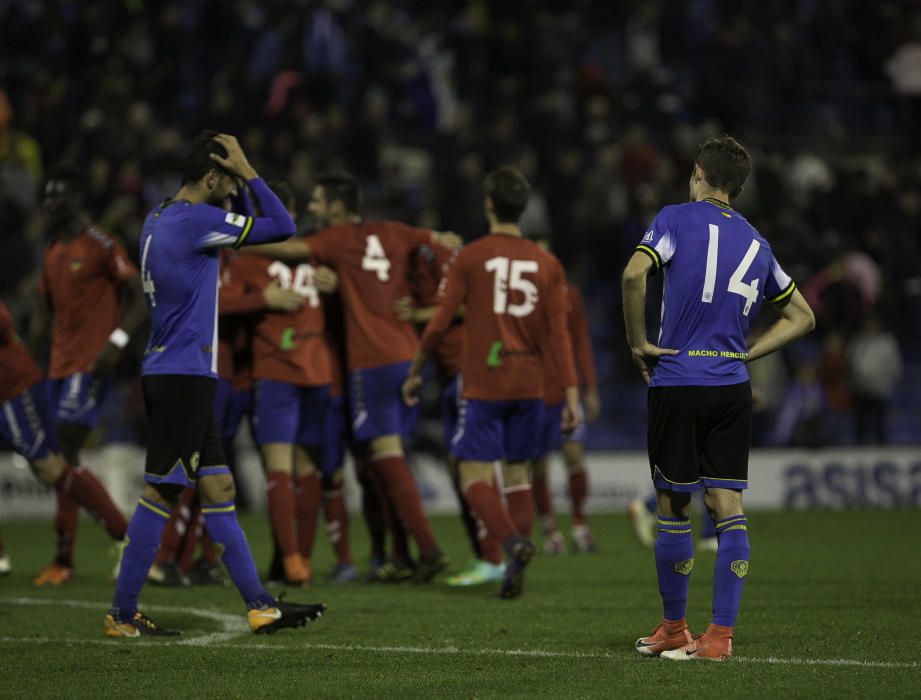 Dos errores del meta gaditano condenan al Hércules en su mejor partido de la temporada.