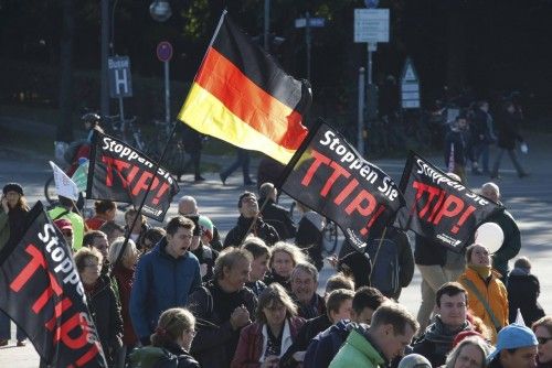 Un cuarto de millón de personas han tomado parte en una marcha en Berlín contra el Tratado de comercio libre que negocian Estados Unidos y Europa.