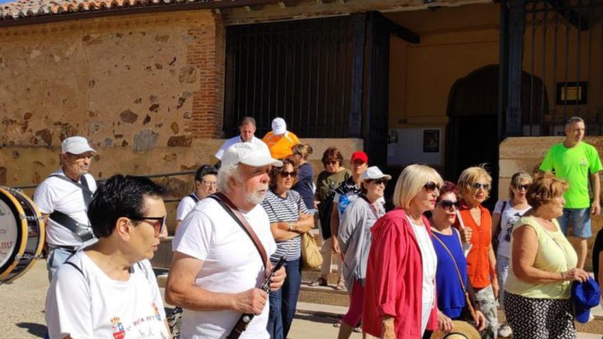 Vecinos de Manganeses de la Lamprena a la salida de la iglesia de la localidad