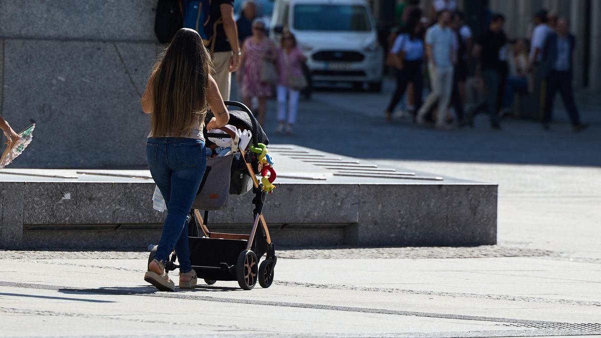 Una madre pasea con su bebé.