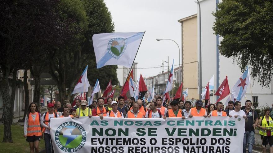 Protesta de los trabajadores de Ferroatlántica, el año pasado, contra la venta de las centrales.