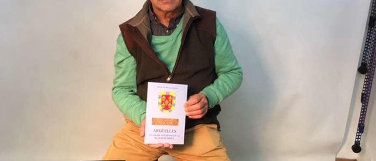 Javier de Orueta, con su libro.