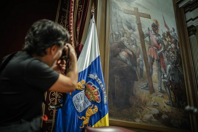 Fotos a los dos grandes cuadros que presiden el salón de plenos del Parlamento de Canarias