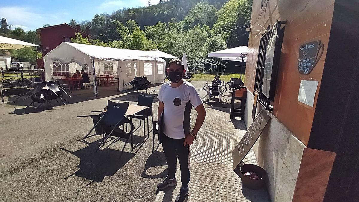 Raúl Casteñeira, ayer, en la terraza de su restaurante . | D. M.